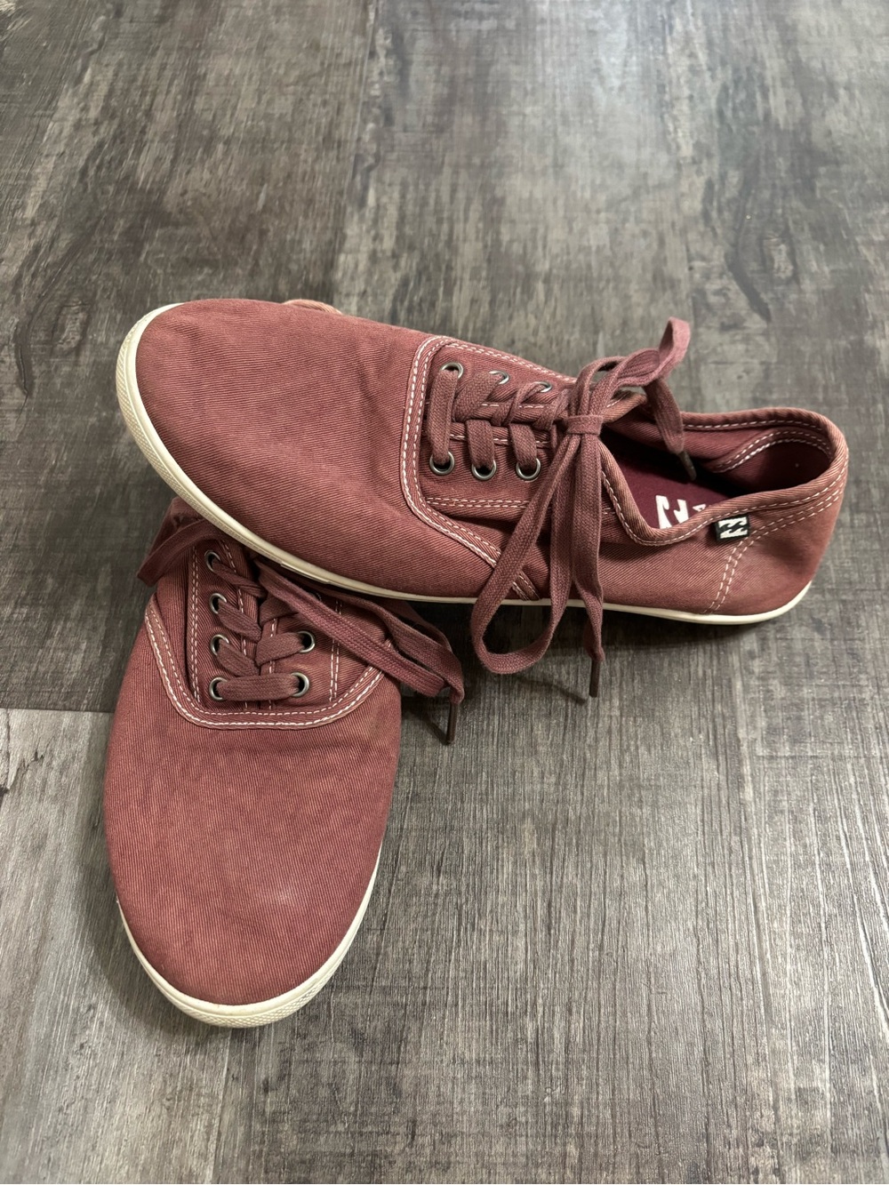 Billabong Men's Low-Top Sneakers in Burgundy Canvas